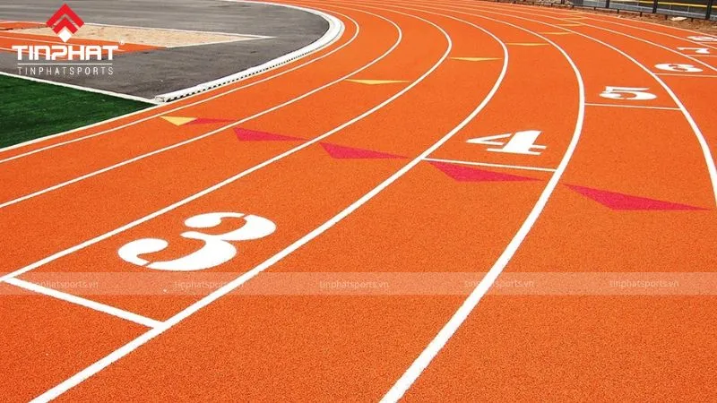 Trận đấu bóng đá dưới trời mưa, cho thấy tác động của chất lượng đường pitch đến kết quả