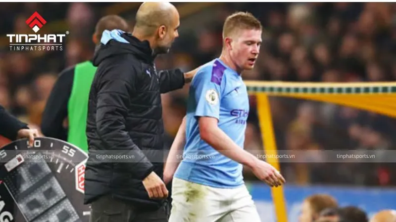 Huấn luyện viên tại khu vực kỹ thuật, thể hiện tầm quan trọng của đường pitch với công tác huấn luyện