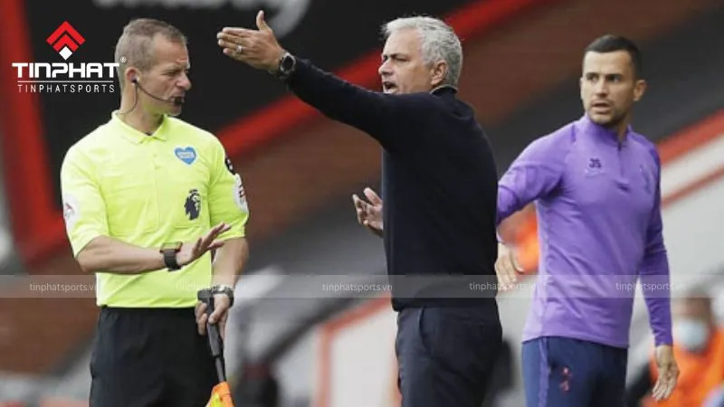 Trọng tài chính điều hành trận đấu trên sân, nêu bật vai trò của họ trên đường pitch