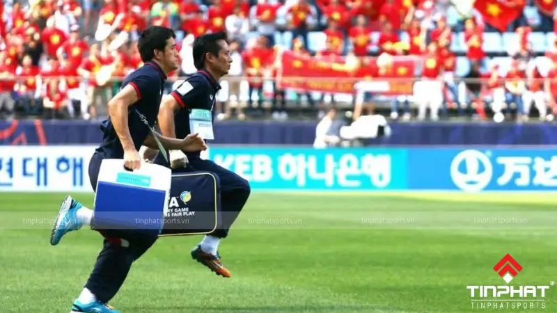 Đội ngũ y tế chăm sóc cầu thủ bị chấn thương trên đường pitch, đảm bảo sức khỏe an toàn