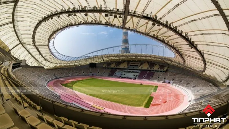 Nhân viên an ninh giám sát tại khu vực đường pitch, đảm bảo an toàn trận đấu và người tham gia