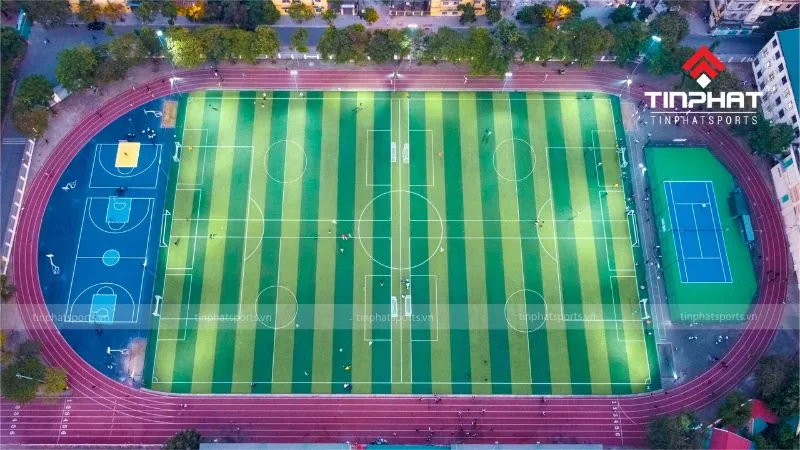 Sân bóng đá với các đường kẻ vạch rõ ràng, minh họa định nghĩa đường pitch trong bóng đá là gì