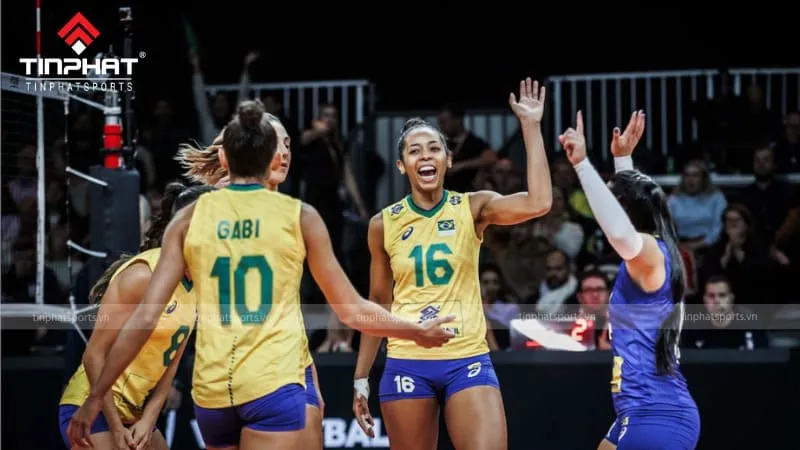 Huấn luyện viên hướng dẫn thay người trong trận bóng chuyền hơi