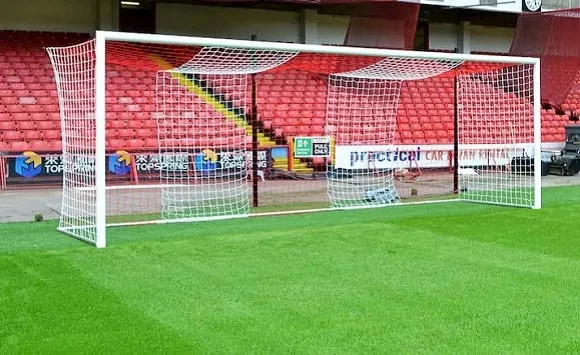 Một cận cảnh của lưới khung thành bóng đá, thể hiện rõ cấu trúc mắt lưới và độ dày của sợi.