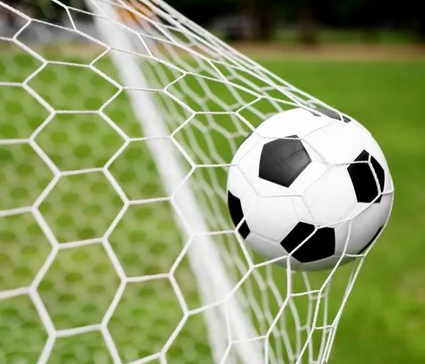 Một khung thành bóng đá hiện đại với lưới màu trắng chắc chắn, nổi bật trên sân cỏ nhân tạo.