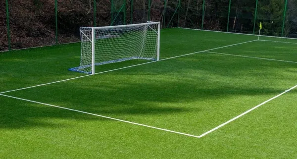 Một khung thành bóng đá lớn với lưới được giăng đúng quy cách, sẵn sàng cho các trận đấu chuyên nghiệp.