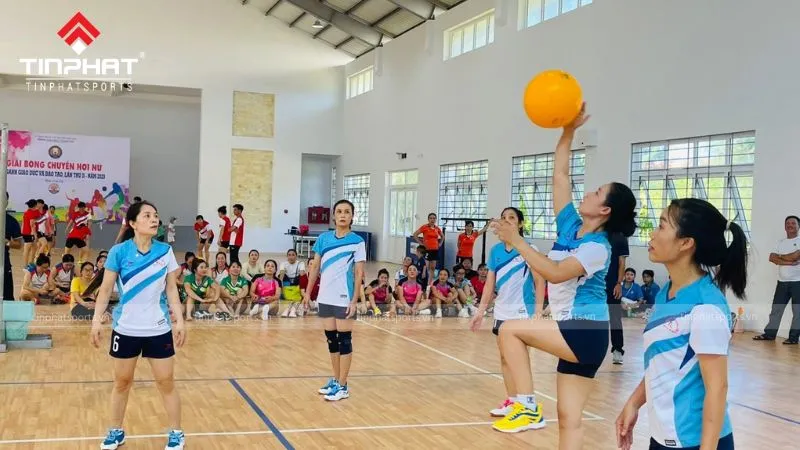 Người chơi rèn luyện kỹ năng trước trận bóng chuyền hơi