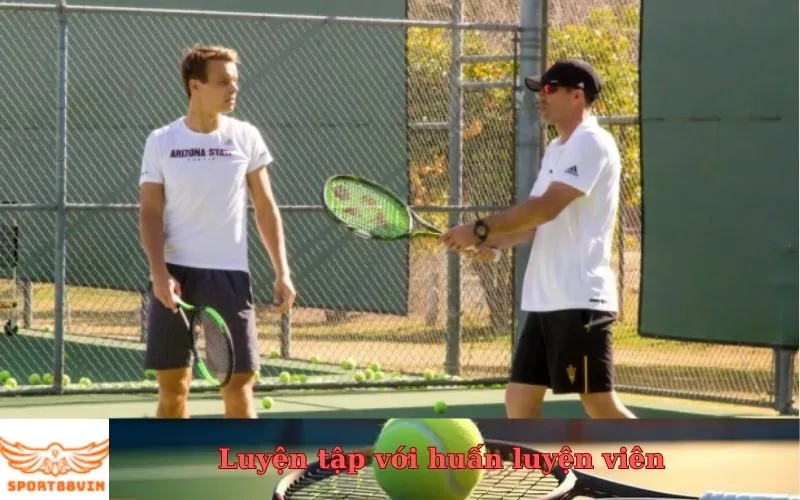 Huấn luyện viên hướng dẫn người chơi cải thiện kỹ thuật footwork trong tennis
