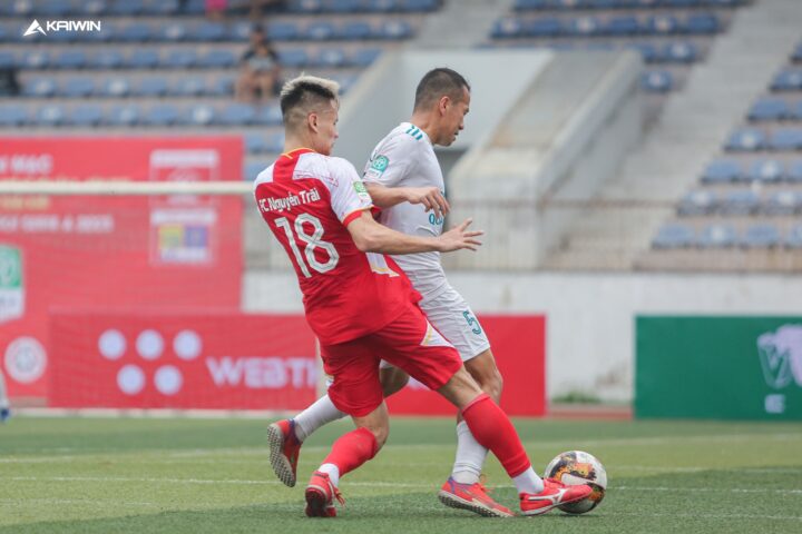 Sơ đồ chiến thuật 4-3-3 với vị trí LW trong bóng đá, minh họa cách LW đóng góp vào tấn công và phòng ngự.