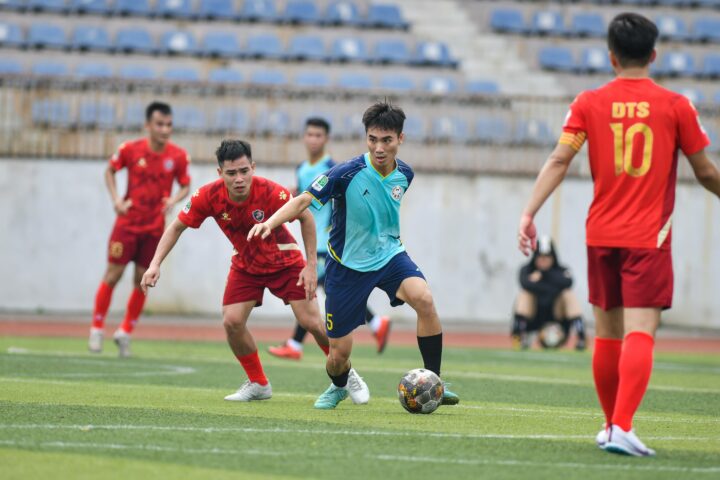 LW trong bóng đá thể hiện khả năng pressing và tạo sức ép lên đối thủ, góp phần vào chiến thuật phòng ngự chủ động.