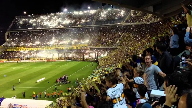 Người hâm mộ Boca Juniors và River Plate tạo nên không khí cuồng nhiệt trong trận Superclasico, một trong những trận derby nổi tiếng thế giới
