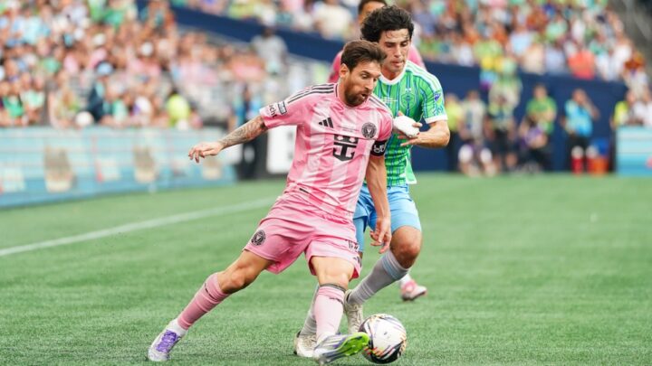 Quả Bóng Đá Tiếng Anh Là Gì: Giải Mã Khác Biệt Giữa Soccer Và Football Quả Bóng Đá Tiếng Anh Là Gì: Giải Mã Khác Biệt Giữa Soccer Và Football