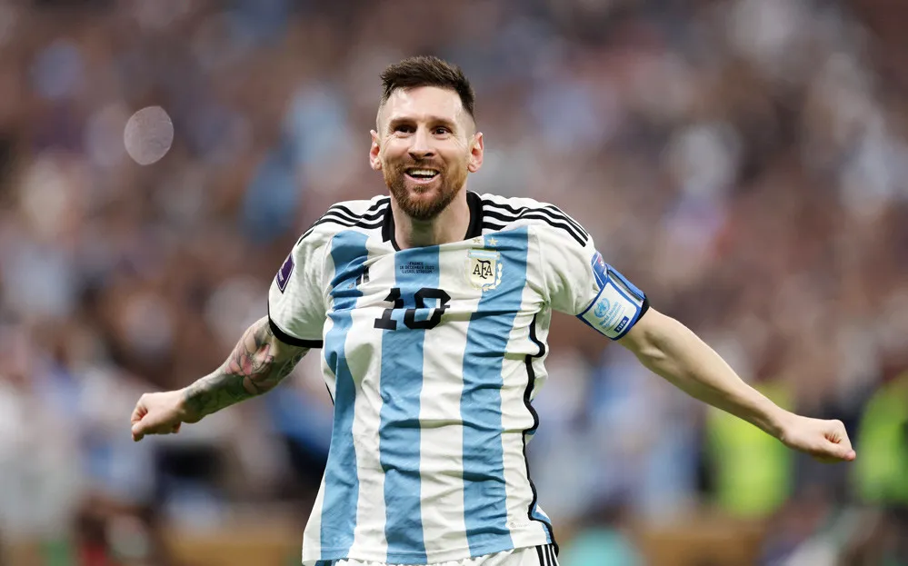 Lionel Messi nâng cao cúp vô địch World Cup 2022