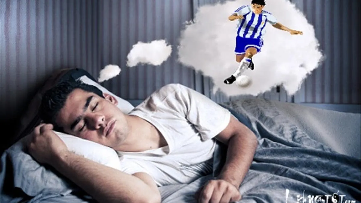 Một nhóm người đang mơ đi đá bóng đánh con gì trên sân cỏ xanh, biểu tượng của sự đoàn kết và khao khát thành công.