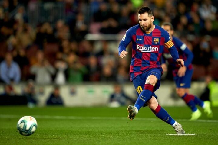 Lionel Messi ăn mừng bàn thắng, minh chứng cho phong độ đỉnh cao và giá trị mvp là gì trong bóng đá