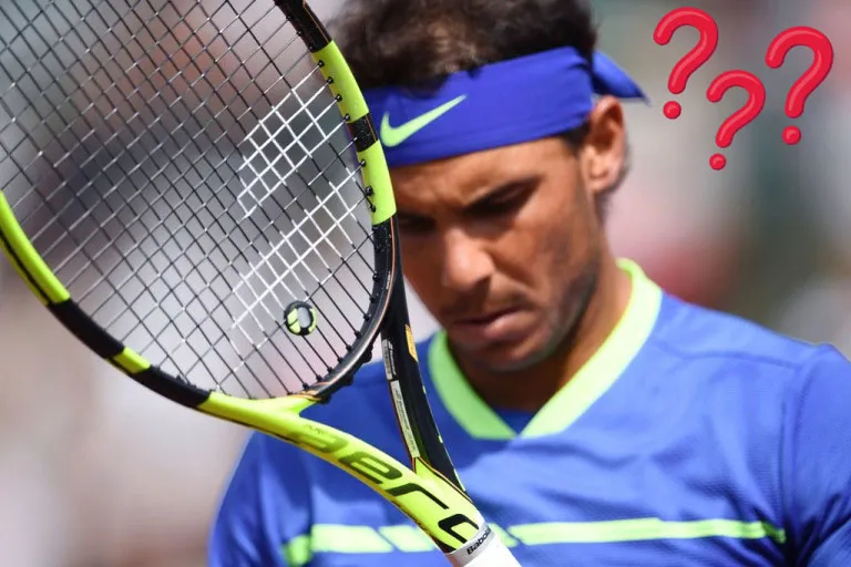 Cầu thủ tennis suy nghĩ về vợt của mình