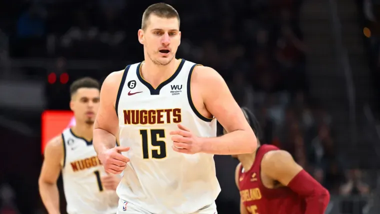 Nikola Jokic thực hiện kiến tạo trong trận đấu của Denver Nuggets