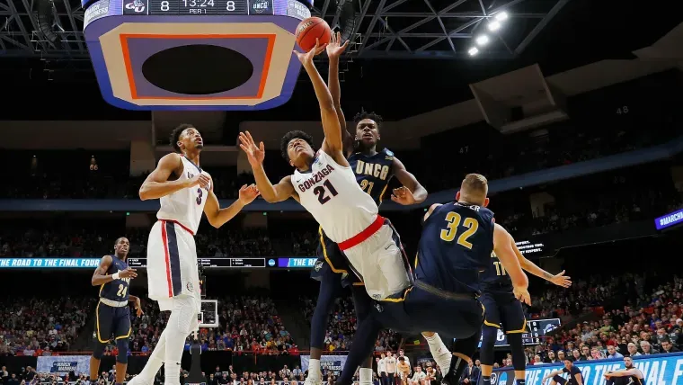 Rui Hachimura thi đấu cho Gonzaga tại giải bóng rổ NCAA