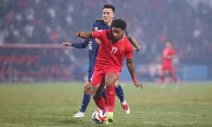 Tiền đạo đối phương đối mặt với hàng thủ Việt Nam, nơi sự phối hợp và kỷ luật chiến thuật giúp đội bóng đạt danh hiệu đội bóng có bàn thua ít nhất gọi là gì.