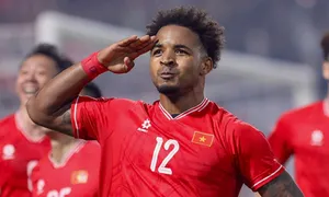 Cầu thủ đội tuyển Việt Nam trong một buổi tập, minh họa sự chuẩn bị kỹ lưỡng để duy trì hệ thống phòng ngự hiệu quả và là đội bóng có bàn thua ít nhất gọi là gì.