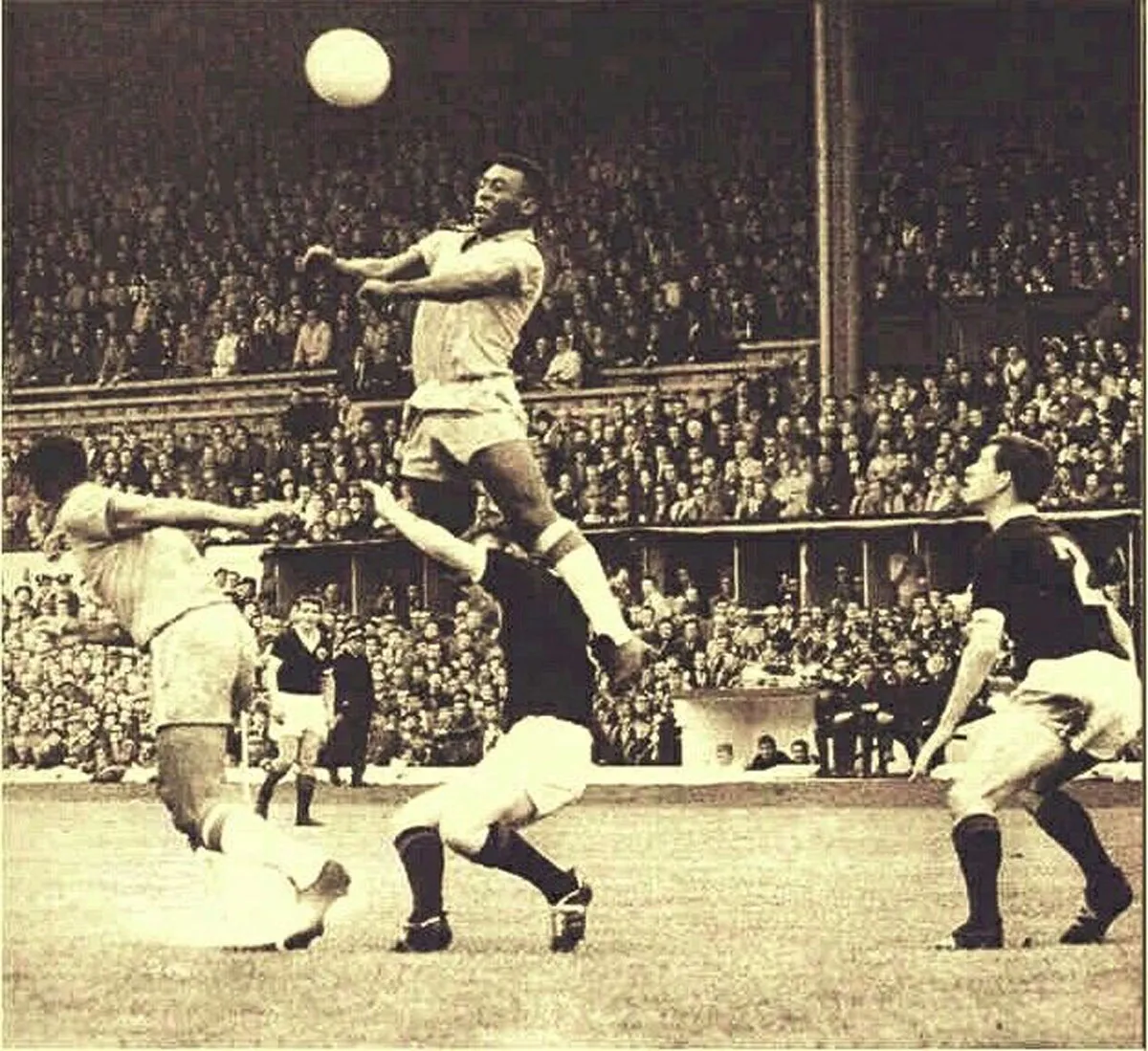 'Vua' Pele, một trong những cầu thủ ghi nhiều bàn thắng bằng đầu nhất lịch sử bóng đá, thể hiện kỹ năng không chiến đỉnh cao với 124 pha lập công.