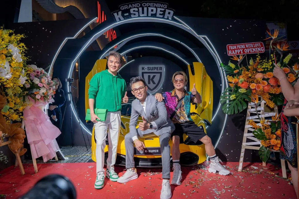 Phan Công Khanh hay Khánh Super thường xuyên xuất hiện cùng nhiều nghệ sĩ và người nổi tiếng trong giới