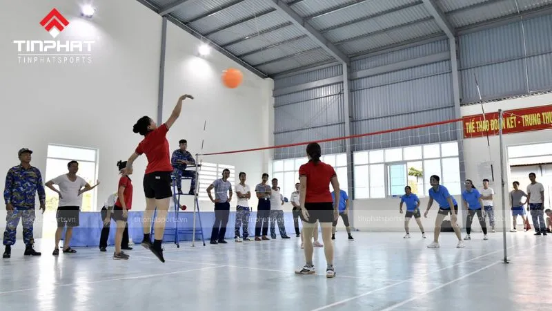 Kỹ thuật phát bóng trong bóng chuyền hơi đúng cách