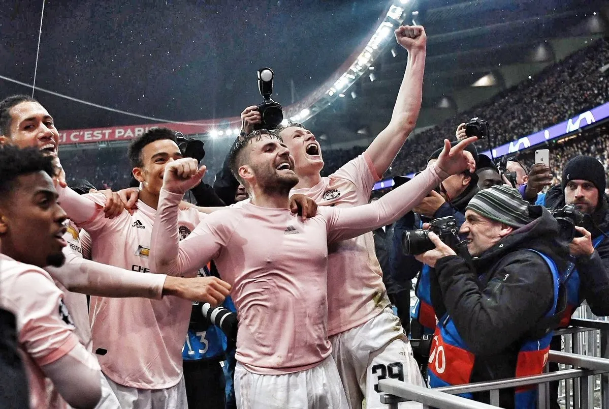 Sir Alex Ferguson và Eric Cantona trong phòng thay đồ Man Utd sau chiến thắng ngược dòng C1 trước PSG