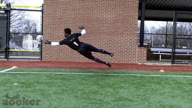 Thủ môn trẻ thực hành bài tập tốc độ và phản xạ với bóng