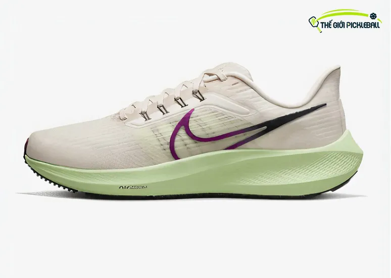 Người chơi Tennis đang di chuyển nhanh trên sân với giày Nike Air Zoom