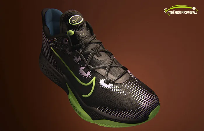 Cầu thủ bóng rổ đang thi đấu với giày Nike Zoom Air