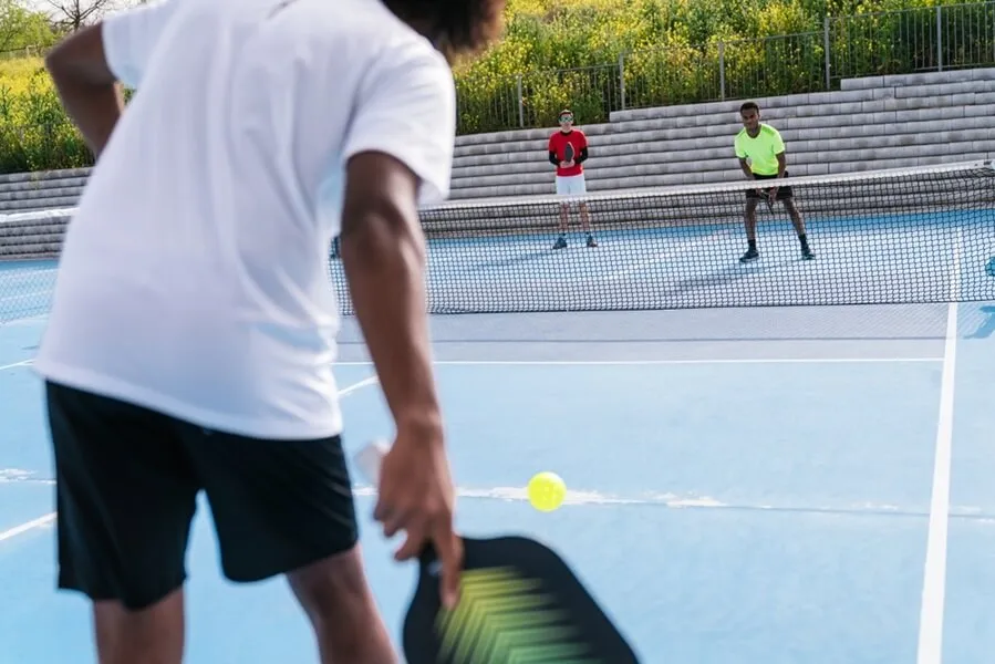 Người chơi Pickleball chuẩn bị thực hiện cú đánh xoáy topspin trên sân.