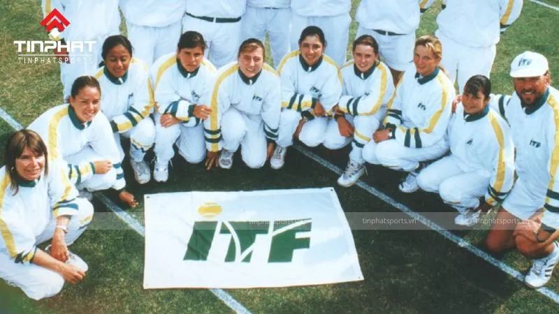ITF quản lý và phát triển quần vợt thế giới, với hình ảnh logo ITF trên màn hình máy tính và tinphatsports.vn