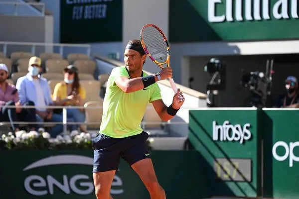 Trọng tài đang xem xét một tình huống lỗi giao bóng, nhấn mạnh việc tuân thủ luật đổi sân và thời gian nghỉ giữa các set trong tennis chuyên nghiệp