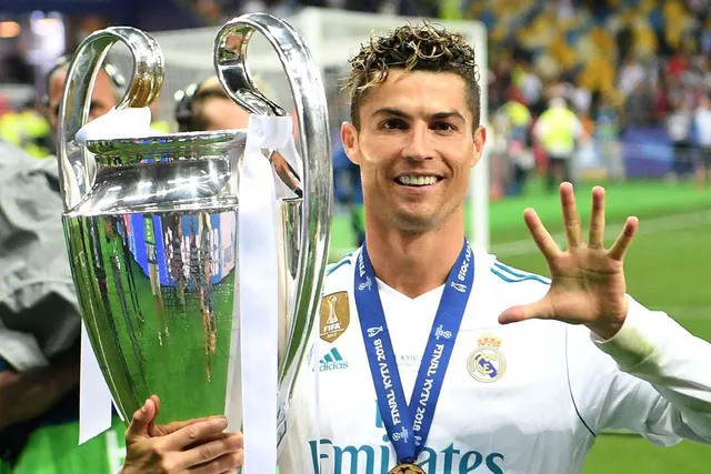 Ronaldo với cúp Champions League tại Real Madrid
