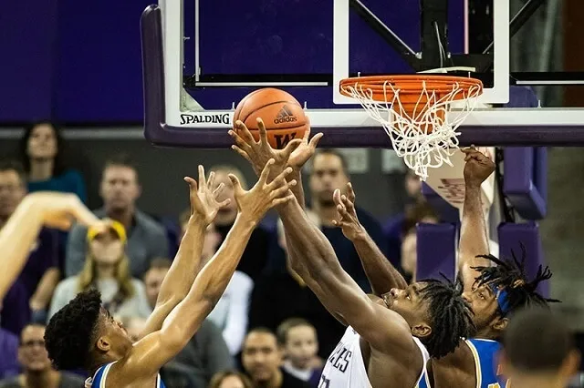 Phân loại rebound trong bóng rổ: offensive và defensive rebound