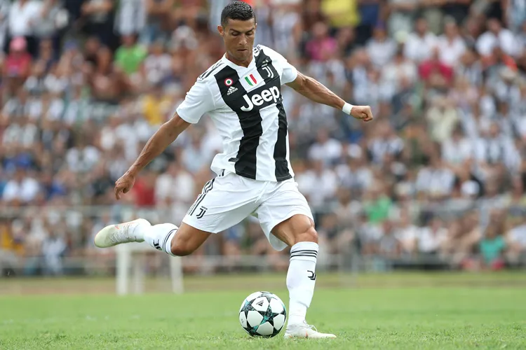 Tạt bóng tiêu chuẩn, một kỹ thuật crossing cơ bản trong bóng đá