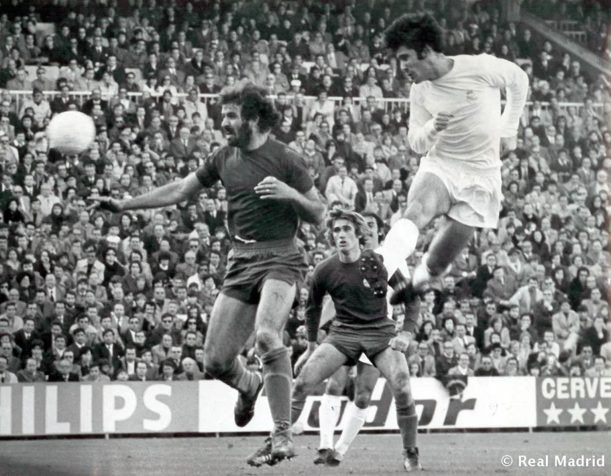 'Gã khổng lồ trên không' Carlos Santillana của Real Madrid, một trong những cầu thủ ghi nhiều bàn thắng bằng đầu nhất với 125 pha lập công, làm chủ kỹ năng không chiến.