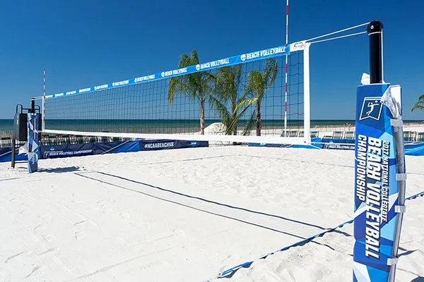 Vận Động Viên Đang Thi Đấu Trên Sân Bóng Chuyền Bãi Biển Với Lưới Đúng Quy Cách