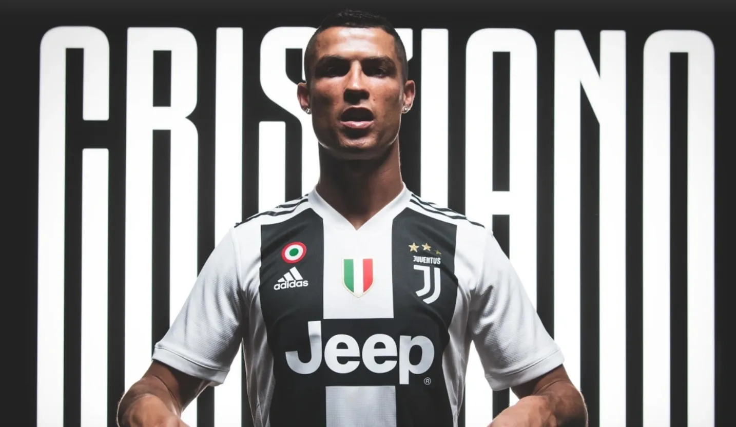 Ronaldo ăn mừng bàn thắng tại Juventus