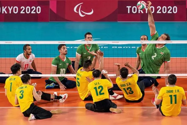 Vận động viên tham gia môn bóng chuyền ngồi, một biến thể độc đáo của bóng chuyền