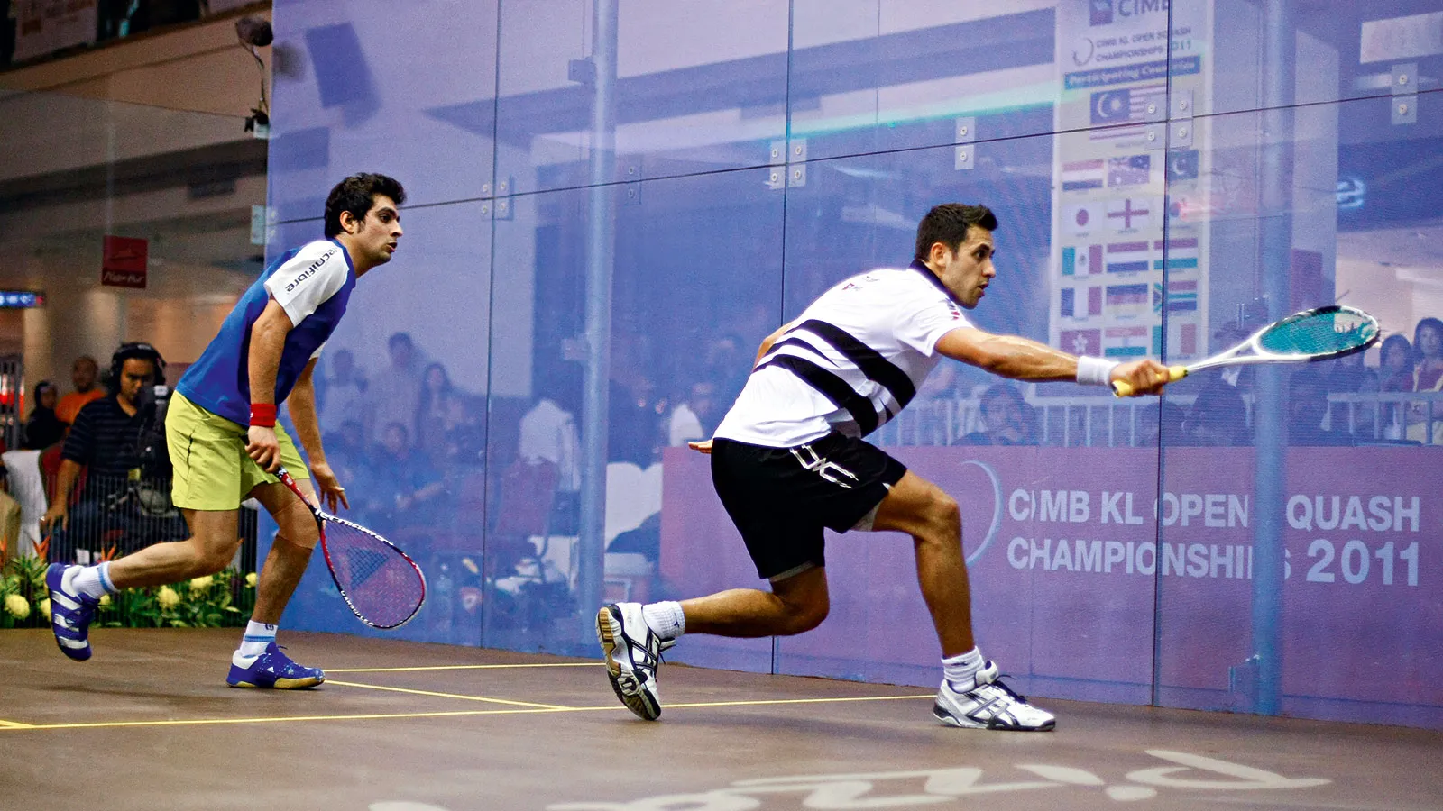 Một trận bóng quần đầy kịch tính, minh họa sự nhanh nhẹn và chiến thuật trong tennis & squash