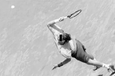 Hình ảnh pha nạp lực cuối của cú giao bóng ở vận động viên tennis chuyên nghiệp, kết hợp duỗi quá mức cột sống thắt lưng và dạng, xoay ngoài vai.