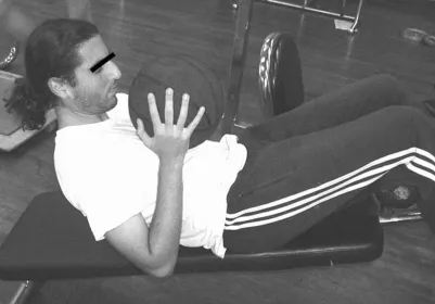 Hình ảnh tăng cường sức mạnh lệch tâm của cơ bụng. Bài tập trên mặt phẳng nghiêng tốc độ thấp với trọng tâm là kiểm soát động tác xuống.