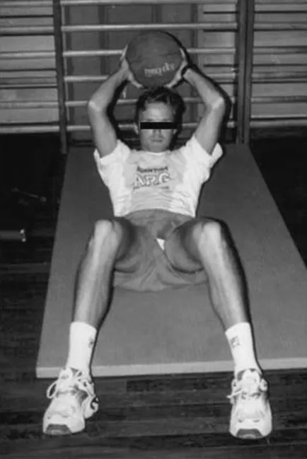 Hình ảnh bài tập plyometric của thành cơ bụng sử dụng bóng y tế.