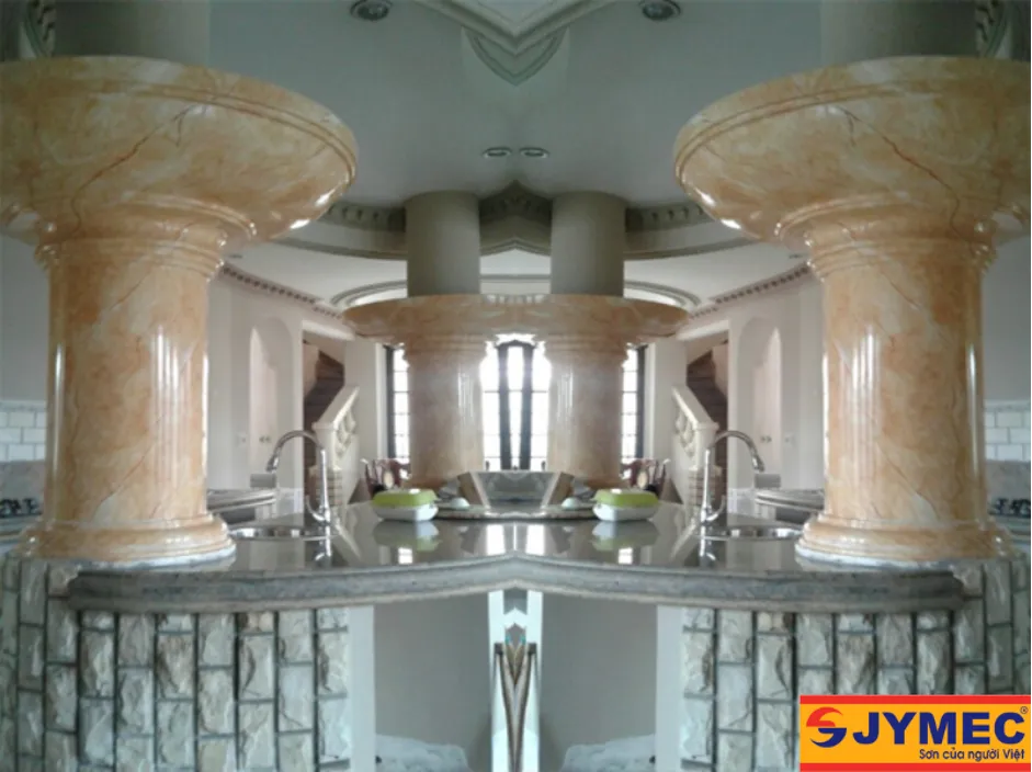 Cột giả đá sáng bóng trong thiết kế, gợi nhớ về sự vững chắc của một cầu thủ sau nhiều năm đá bóng chuyên nghiệp