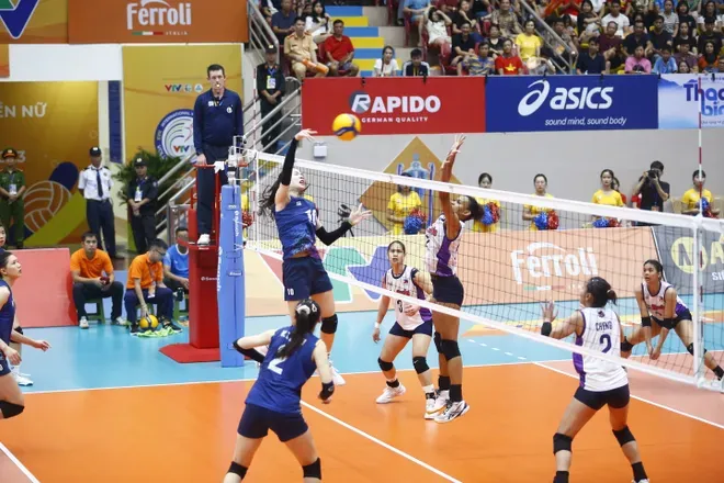 Bầu không khí sôi động tại nhà thi đấu, phản ánh qua lời bình luận của bình luận viên bóng chuyền nữ VTV5