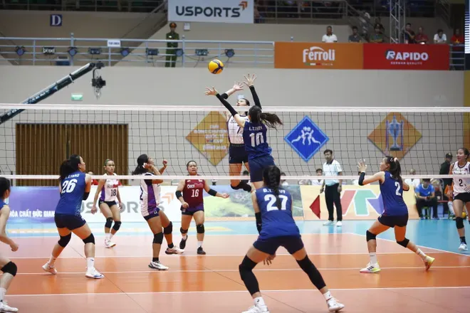 Khán giả cổ vũ nồng nhiệt tại VTV Cup, thúc đẩy bình luận viên bóng chuyền nữ VTV5 truyền tải cảm xúc