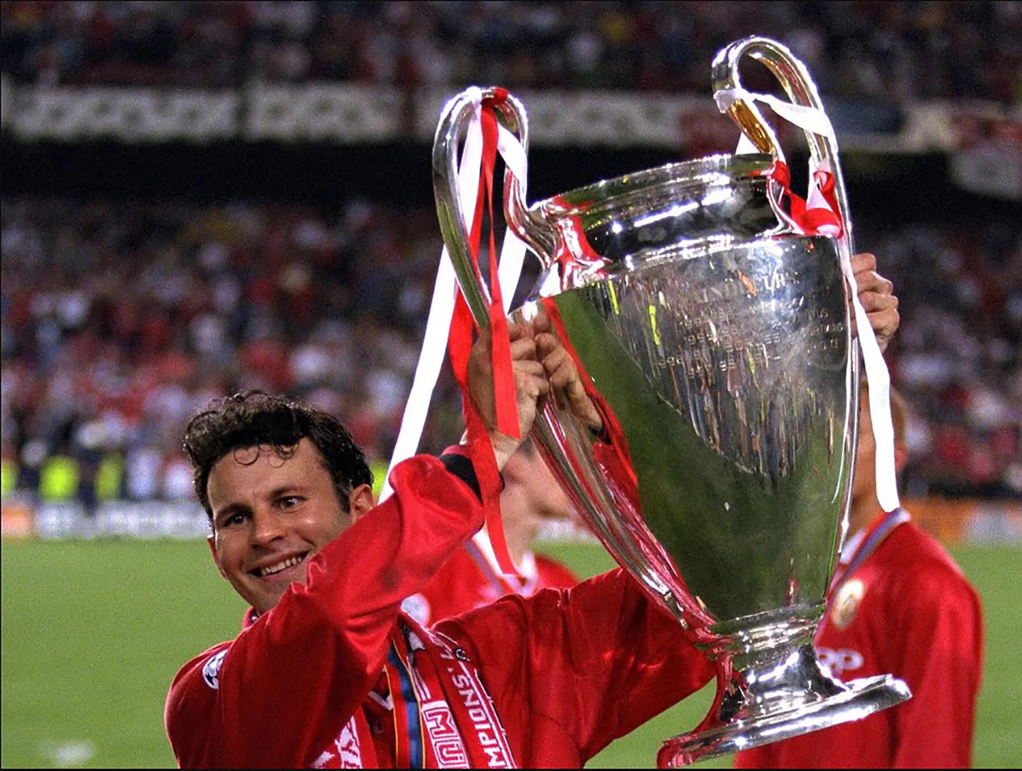 Ryan Giggs ăn mừng chức vô địch UEFA Champions League cùng Manchester United, một trong những danh hiệu lớn của anh.