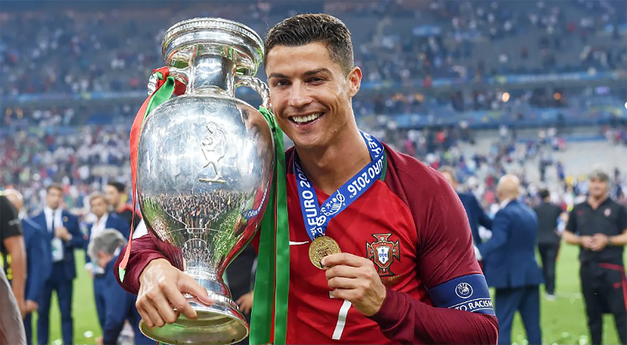 Cristiano Ronaldo rạng rỡ với cúp vô địch Euro cùng đội tuyển Bồ Đào Nha, thêm vào bộ sưu tập danh hiệu ấn tượng của cầu thủ.